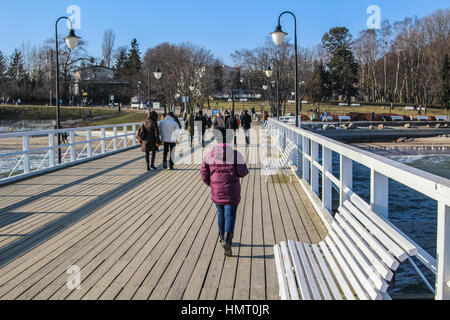 Gdynia, Pologne 5 Février 2017 Les gens profiter du beau mais très froid à Gdynia, marche à pied et de l'Orlowo Pier près du Orlowski falaise au côte de la mer Baltique Banque D'Images