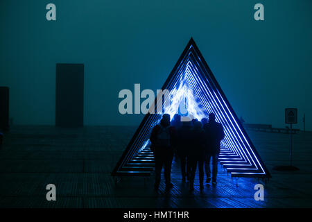 Danemark, Copenhague. Feb, 2017 4. L'onde, d'une son- interactive et de l'installation, est de 80 mètres sur Ofelia Plads dans le cadre de l'art danois et music festival Festival de gel à Copenhague. La vague a été développé par la lumière de renommée internationale collective design Obscura Vertigo et avec la production sonore par Peter Albrechtsen. Gonzales : Crédit Photo/Alamy Live News Banque D'Images