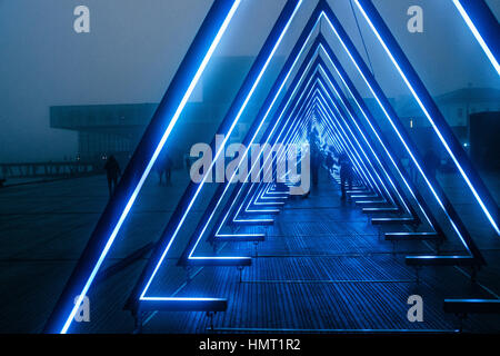 Danemark, Copenhague. Feb, 2017 4. L'onde, d'une son- interactive et de l'installation, est de 80 mètres sur Ofelia Plads dans le cadre de l'art danois et music festival Festival de gel à Copenhague. La vague a été développé par la lumière de renommée internationale collective design Obscura Vertigo et avec la production sonore par Peter Albrechtsen. Gonzales : Crédit Photo/Alamy Live News Banque D'Images