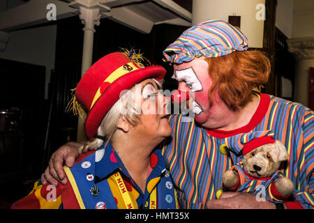 Londres, Royaume-Uni. 5 février 2017. 71e Assemblée annuelle du Service International Clowns Grimaldi à All Saints Church Orchard Londres. Le service où s'habiller en costume complet de clowns se rassemblent pour honorer le roi des clowns Joseph Grimaldi. © claire doherty/Alamy Live News Banque D'Images