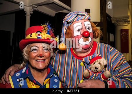 Londres, Royaume-Uni. 5 février 2017. 71e Assemblée annuelle du Service International Clowns Grimaldi à All Saints Church Orchard Londres. Le service où s'habiller en costume complet de clowns se rassemblent pour honorer le roi des clowns Joseph Grimaldi. © claire doherty/Alamy Live News Banque D'Images