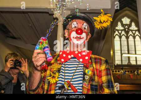 Londres, Royaume-Uni. 5 février 2017. 71e Assemblée annuelle du Service International Clowns Grimaldi à All Saints Church Orchard Londres. Le service où s'habiller en costume complet de clowns se rassemblent pour honorer le roi des clowns Joseph Grimaldi. © claire doherty/Alamy Live News Banque D'Images