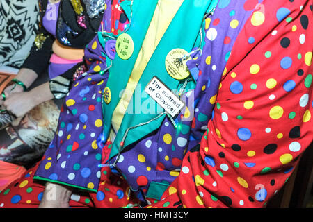 Londres, Royaume-Uni. 5 février 2017. 71e Assemblée annuelle du Service International Clowns Grimaldi à All Saints Church Orchard Londres. Le service où s'habiller en costume complet de clowns se rassemblent pour honorer le roi des clowns Joseph Grimaldi. © claire doherty/Alamy Live News Banque D'Images