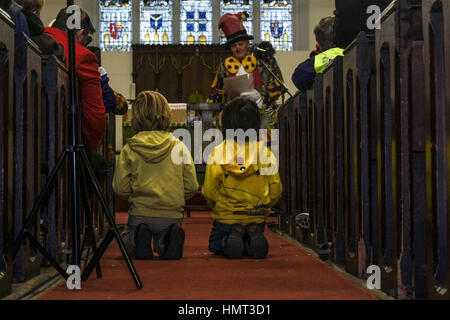 Londres, Royaume-Uni. 5 février 2017. 71e Assemblée annuelle du Service International Clowns Grimaldi à All Saints Church Orchard Londres. Le service où s'habiller en costume complet de clowns se rassemblent pour honorer le roi des clowns Joseph Grimaldi. © claire doherty/Alamy Live News Banque D'Images