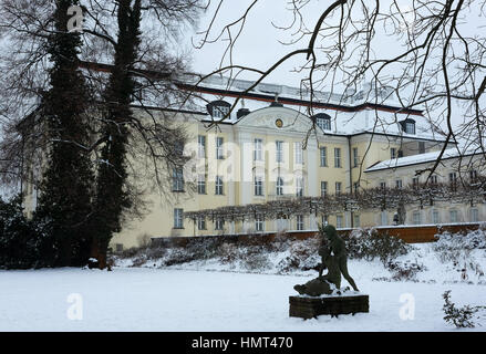 Berlin, Allemagne. 09Th Feb 2017. L'extérieur de Koepenick Palace sur un jour d'hiver gris dans le coeur de Koepenick à Berlin, Allemagne, 02 février 2017. Le bâtiment abrite le Musée des Arts et Métiers de l'État. Photo : Jens Kalaene Zentralbild-/dpa/ZB/dpa/Alamy Live News Banque D'Images