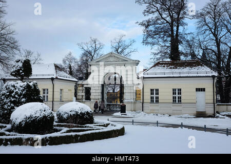 Berlin, Allemagne. 09Th Feb 2017. L'extérieur de Koepenick Palace sur un jour d'hiver gris dans le coeur de Koepenick à Berlin, Allemagne, 02 février 2017. Le bâtiment abrite le Musée des Arts et Métiers de l'État. Photo : Jens Kalaene Zentralbild-/dpa/ZB/dpa/Alamy Live News Banque D'Images