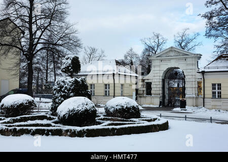 Berlin, Allemagne. 09Th Feb 2017. L'extérieur de Koepenick Palace sur un jour d'hiver gris dans le coeur de Koepenick à Berlin, Allemagne, 02 février 2017. Le bâtiment abrite le Musée des Arts et Métiers de l'État. Photo : Jens Kalaene Zentralbild-/dpa/ZB/dpa/Alamy Live News Banque D'Images