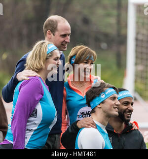 Londres, Royaume-Uni. 5 Février, 2017. Le duc de Cambridge (Prince William) avec un journaliste Sian Williams (C) Joignez-vous à une journée de formation au Queen Elizabeth Olympic Park avec les coureurs participant au Marathon de Londres 2017 les chefs d'ensemble, l'organisme de bienfaisance officielle de l'année. © Guy Josse/Alamy Live News Banque D'Images