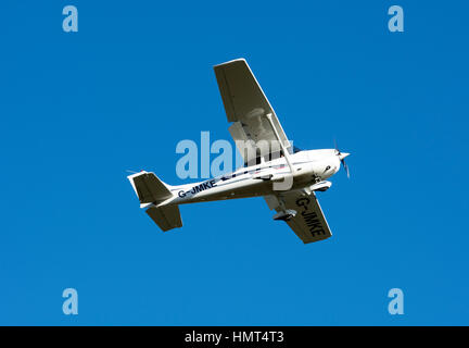 Cessna 172 Skyhawk approchant Wellesbourne aérodrome, Warwickshire, UK (G-JMKE) Banque D'Images