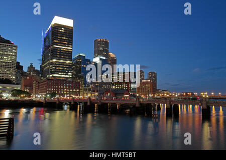 Vue du soir du port de Boston et le quartier financier du centre-ville de Boston, Massachusetts, United States. Banque D'Images