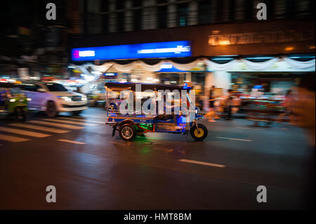 Tuk Tuk à Bangkok, Thaïlande. Tuk Tuk taxi est une caractéristique de l'Asie du Sud Est Banque D'Images