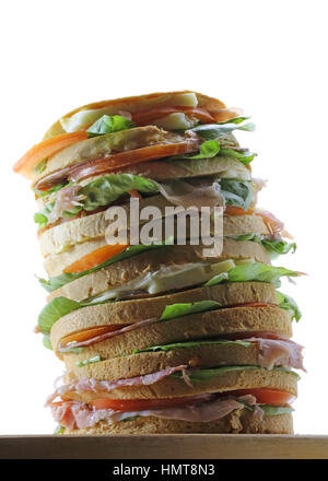 Big sandwich garni de fromage et jambon et tomate et sauce mayonnaise Banque D'Images