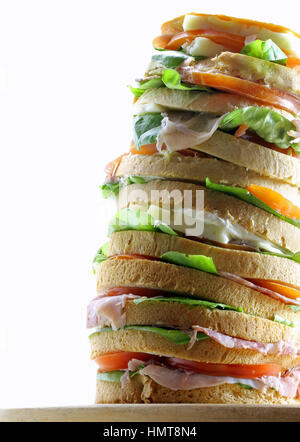 Big sandwich garni de fromage et jambon et tomate et sauce mayonnaise Banque D'Images