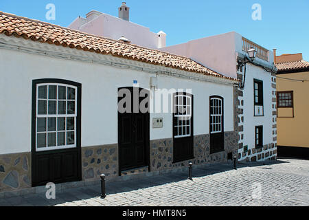 De beaux bâtiments dans une rue à Puerto de la Cruz à Tenerife (Canaries, Espagne, Europe) Banque D'Images