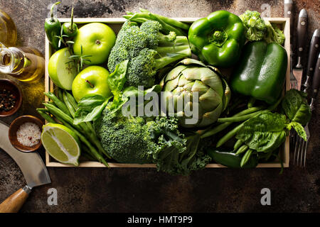 Variété de légumes verts et de fruits dans une caisse sur la table Banque D'Images