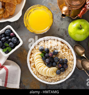 Couper l'acier du porridge d'avoine avec bananes et de bleuets frais généraux pour le petit-déjeuner shot Banque D'Images