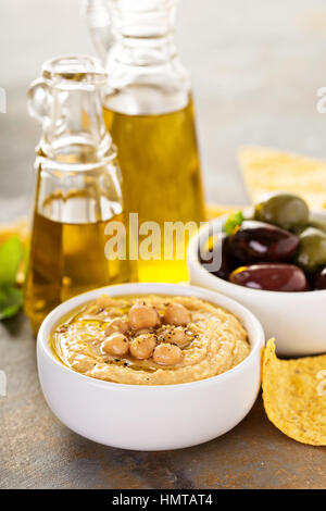 L'huile d'olive de l'hummus maison d'olives et de chips de maïs Banque D'Images