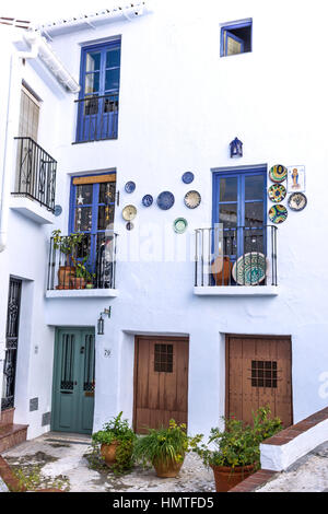 Frigiliana, la province de Malaga, Andalousie, Espagne du sud. Patio décoré avec des plaques. Banque D'Images