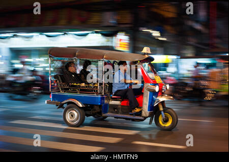 Tuk Tuk à Bangkok, Thaïlande. Tuk Tuk taxi est une caractéristique de l'Asie du Sud Est Banque D'Images