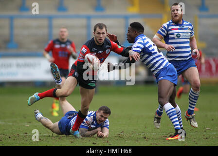 La Shay Stadium, au Royaume-Uni. 05Th Feb 2017. La Shay Stadium, Halifax, West Yorkshire 5 février 2017. Halifax v Featherstone Rovers Luc Briscoe (L) de Featherstone Rovers sur l'attaque contre Rob Worrincy (R) de Halifax RLFC lors de la Rugby League Championship 2017 à la Ronde 1 La Shay Stadium, Halifax. Photo par : Stephen Gaunt/Touchlinepics.com/Alamy Live News Banque D'Images