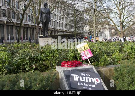 London, Royaume-Uni de Grande-Bretagne et d'Irlande du Nord. Le 04 février, 2017. Anti-Trump Banner à Ronald Reagan statue en face de l'ambassade des États-Unis à Londres. Protestation contre l'emporter sur l'interdiction de voyager. Londres, Royaume-Uni. 04/02/2017 | Crédit dans le monde entier d'utilisation : dpa/Alamy Live News Banque D'Images