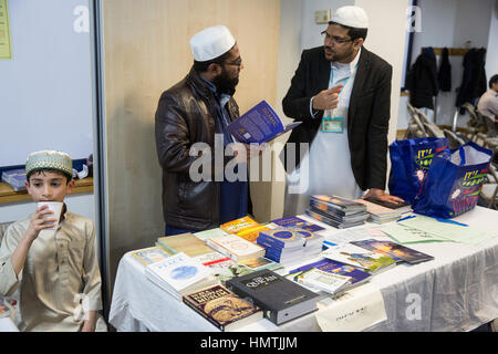 Slough, Royaume-Uni. 5 Février, 2017. Les hommes musulmans parler dans la mosquée Al Jannah visite sur mon jour de la mosquée. Credit : Mark Kerrison/Alamy Live News Banque D'Images