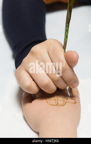 Slough, Royaume-Uni. 5 Février, 2017. Un jeune garçon est assis pour un tatouage au henné à Al Jannah sur mosquée mosquée visiter mon jour. Credit : Mark Kerrison/Alamy Live News Banque D'Images