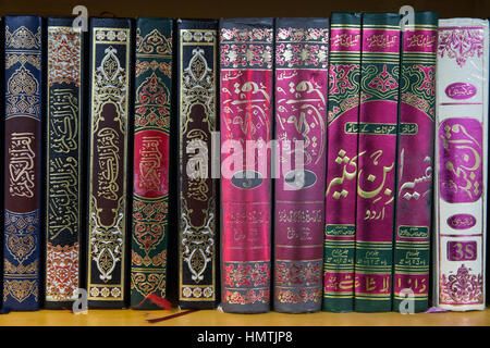 Slough, Royaume-Uni. 5 Février, 2017. Livres islamiques dans la mosquée Al Jannah visite sur mon jour de la mosquée. Credit : Mark Kerrison/Alamy Live News Banque D'Images