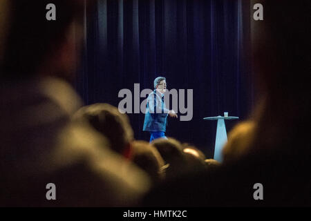 Paris, France. 05Th Feb 2017. Jean-Luc Melenchon apparaît comme une hologarm lors d'une réunion à Paris. Monsieur le Melochon a été à Lyon. C'est la première fois qu'un homme politique français a diffusé un hologramme de son discours. Jean-Luc Melanchon était à Lyon et Paris en même temps que son emplacement pour l'élection 2017 Preseidential français. Credit : Julien Mattia/Le PictoriumAlamy Live News Banque D'Images