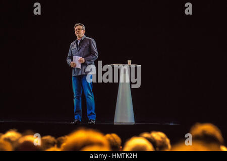 Paris, France. 05Th Feb 2017. Jean-Luc Melenchon apparaît comme une hologarm lors d'une réunion à Paris. Monsieur le Melochon a été à Lyon. C'est la première fois qu'un homme politique français a diffusé un hologramme de son discours. Jean-Luc Melanchon était à Lyon et Paris en même temps que son emplacement pour l'élection 2017 Preseidential français. Credit : Julien Mattia/Le PictoriumAlamy Live News Banque D'Images