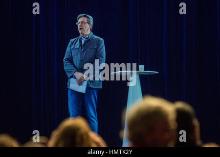 Paris, France. 05Th Feb 2017. Jean-Luc Melenchon apparaît comme une hologarm lors d'une réunion à Paris. Monsieur le Melochon a été à Lyon. C'est la première fois qu'un homme politique français a diffusé un hologramme de son discours. Jean-Luc Melanchon était à Lyon et Paris en même temps que son emplacement pour l'élection 2017 Preseidential français. Credit : Julien Mattia/Le PictoriumAlamy Live News Banque D'Images