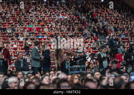 Paris, France. 05Th Feb 2017. Jean-Luc Melenchon apparaît comme une hologarm lors d'une réunion à Paris. Monsieur le Melochon a été à Lyon. C'est la première fois qu'un homme politique français a diffusé un hologramme de son discours. Jean-Luc Melanchon était à Lyon et Paris en même temps que son emplacement pour l'élection 2017 Preseidential français. Credit : Julien Mattia/Le PictoriumAlamy Live News Banque D'Images