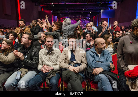 Paris, France. 05Th Feb 2017. Jean-Luc Melenchon apparaît comme une hologarm lors d'une réunion à Paris. Monsieur le Melochon a été à Lyon. C'est la première fois qu'un homme politique français a diffusé un hologramme de son discours. Jean-Luc Melanchon était à Lyon et Paris en même temps que son emplacement pour l'élection 2017 Preseidential français. Credit : Julien Mattia/Le PictoriumAlamy Live News Banque D'Images