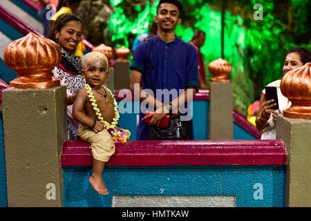 Kuala Lumpur, Malaisie. Le 04 février, 2017. Hindou dévot malaisien garçon posé pour la photo pendant le festival de Thaipusam en Batu Caves, la Malaisie, le 04 février, 2017. Thaipusam est célébré par les dévots du dieu hindou Murugan et est un important festival de la communauté tamoule dans des pays comme l'Inde, Sri Lanka, Indonésie, Thaïlande, Malaisie et Singapour, au cours de laquelle les dévots pierce eux-mêmes avec les pointes et prendre part à de longues processions. Crédit : Chris JUNG/Alamy Live News Banque D'Images