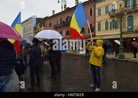 Vérone, Italie. 05Th Feb 2017. Peuple roumain de Verona protester contre le gouvernement roumain, Verona, Italie. Credit : Anca Emanuela Bistrita/Alamy Live News Banque D'Images