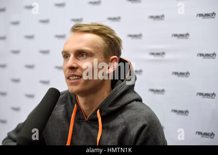 Munich, Allemagne. 5e février 2017. Henrik Kristoffersen, skieur alpin norvégien et médaillée olympique, s'affiche sur le stand de la société Reusch sur l'ispo winter sports à Munich, Allemagne, le jour d'ouverture. Banque D'Images