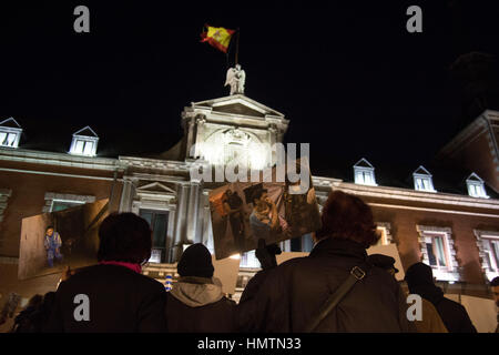 Madrid, Espagne. Feb, 2017 5. Les gens protestent devant le ministère des Affaires étrangères à l'encontre de l'explosif dans le Donbass par l'armée ukrainienne et de la participation par des unités militaires et des experts des pays de l'OTAN. Credit : Marcos del Mazo/Alamy Live News Banque D'Images