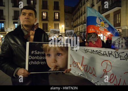 Madrid, Espagne. Feb, 2017 5. Un homme proteste contre l'explosif dans le Donbass par l'armée ukrainienne et de la participation par des unités militaires et des experts des pays de l'OTAN. Credit : Marcos del Mazo/Alamy Live News Banque D'Images