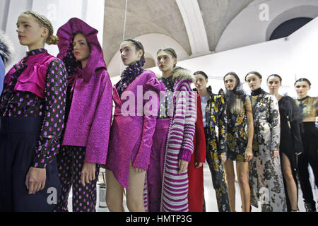 Kiev, Ukraine. Feb, 2017 5. Attendre les modèles backstage pendant Ukrainian Fashion Week à Kiev, Ukraine. L'événement de la mode présente des collections automne-hiver 2017/18 par l'Ukrainien et designers internationaux du 4 au 8 février. Crédit : Serg Glovny/ZUMA/Alamy Fil Live News Banque D'Images