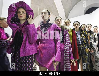 Kiev, Ukraine. Feb, 2017 5. Attendre les modèles backstage pendant Ukrainian Fashion Week à Kiev, Ukraine. L'événement de la mode présente des collections automne-hiver 2017/18 par l'Ukrainien et designers internationaux du 4 au 8 février. Crédit : Serg Glovny/ZUMA/Alamy Fil Live News Banque D'Images