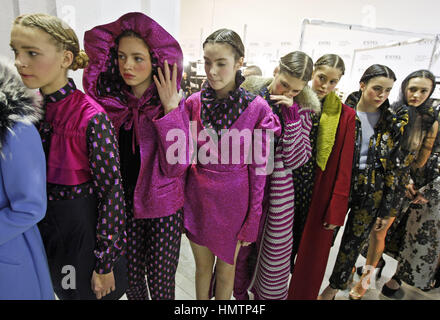 Kiev, Ukraine. Feb, 2017 5. Attendre les modèles backstage pendant Ukrainian Fashion Week à Kiev, Ukraine. L'événement de la mode présente des collections automne-hiver 2017/18 par l'Ukrainien et designers internationaux du 4 au 8 février. Crédit : Serg Glovny/ZUMA/Alamy Fil Live News Banque D'Images