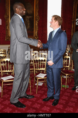 Londres, Royaume-Uni. 14 Jan, 2015. 14 janvier 2015 - Londres, Angleterre - le prince Harry rencontre l'ambassadeur mondial de la NBA Dikembe Mutombo lors d'un événement à l'obtention du diplôme de base Coach St James's Palace. Crédit photo : Alpha Press/AdMedia Alpha Crédit : Presse/AdMedia/ZUMA/Alamy Fil Live News Banque D'Images