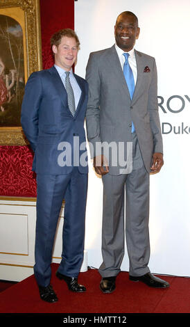 Londres, Royaume-Uni. 14 Jan, 2015. 14 janvier 2015 - Londres, Angleterre - le prince Harry rencontre l'ambassadeur mondial de la NBA Dikembe Mutombo lors d'un événement à l'obtention du diplôme de base Coach St James's Palace. Crédit photo : Alpha Press/AdMedia Alpha Crédit : Presse/AdMedia/ZUMA/Alamy Fil Live News Banque D'Images