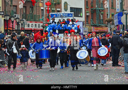 New York City, USA. Feb, 2017 5. La femme Azul-All Fogo bande tambours font leur chemin sur le parcours du défilé au cours de l'année du Coq Nouvel An chinois à New York. Crédit : Rachel Cauvin/Alamy Live News Banque D'Images