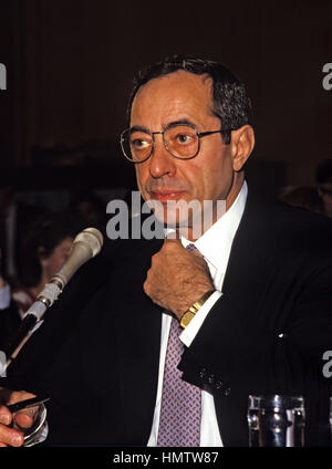 San Francisco, Californie, États-Unis. 2 janvier 2015. Mario Cuomo est décédé à New York le 1er janvier 2015 à l'âge de 82 ans. PHOTO DU DOSSIER : dans cette photo du dossier du 23 février 1988, Mario Cuomo (démocrate de New York), alors gouverneur de l'époque, ajuste sa cravate alors qu'il témoigne devant la Commission du travail et des ressources humaines du Sénat des États-Unis à Washington, DC crédit photo : Arnie Sachs/CNP/AdMedia crédit : Arnie Sachs/AdMedia/Alamy Live News Banque D'Images