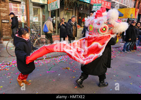 New York, États-Unis. 4 février 2017. Jeunes danseurs sino-américains avec une troupe de danse du lion dans Manhattan Chinatown. 舞獅, 華埠, 紐約, 唐人街 Banque D'Images