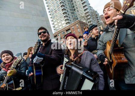 New York, USA. Feb, 2017 5. 'C'est ce qui ressemble à de la démocratie" : plusieurs centaines de personnes se sont rassemblées sous le bandeau à Washington Square Park pour une communauté chanter, jouer des chansons folkloriques de bénéficier l'ACLU (American Civil Liberties Union) et NYCLU (New York Civil Liberties Union). Credit : Stacy Walsh Rosenstock/Alamy Live News Banque D'Images