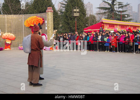 1 février 2017 - Xi'An, Xi'an, Chine - Xi'an, Chine 1er février 2017 : (usage éditorial uniquement. Chine OUT) différentes représentations populaires peut être vu à Datang Rainbow Garden à Xi'an, capitale de la Province chinoise de Shaanxi nord-ouest, 1er février 2017, pour célébrer la fête du printemps. Crédit : SIPA Asie/ZUMA/Alamy Fil Live News Banque D'Images