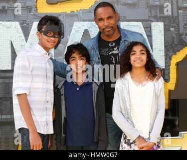 Los Angeles, Californie, USA. Feb, 2017 4. Jason George, les enfants à arrivés pour la première du film Batman, Regency Westwood Village Theatre, Los Angeles, CA, le 4 février 2017. Credit : Priscilla Grant/Everett Collection/Alamy Live News Banque D'Images