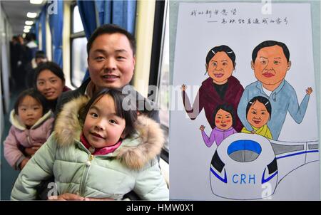 Nanchang. Feb, 2017 4. Photo faite sur Combo 4 février 2017 est 31 ans, Huang Xunxian avec sa femme et ses enfants (L) et la photo d'eux avec leur désir de prendre la grande vitesse ferroviaire à partir de leur ville natale de Jindezhen sur K4533 train reliant la province de Jiangxi Jingdezhen de Hangzhou et de la Province de Zhejiang. Personnel sur le train spécial pour les travailleurs migrants de dessiner pour certains passagers et écrire leurs souhaits pour la nouvelle année. Credit : Hu Chenhuan/Xinhua/Alamy Live News Banque D'Images